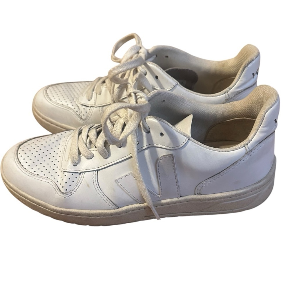 Veja V-10 Sneaker in White Size 8